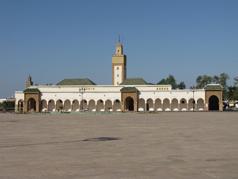 120312_moskee paleis rabat.jpg - Aan de voorzijde van het paleis is een groot plein met een moskee.